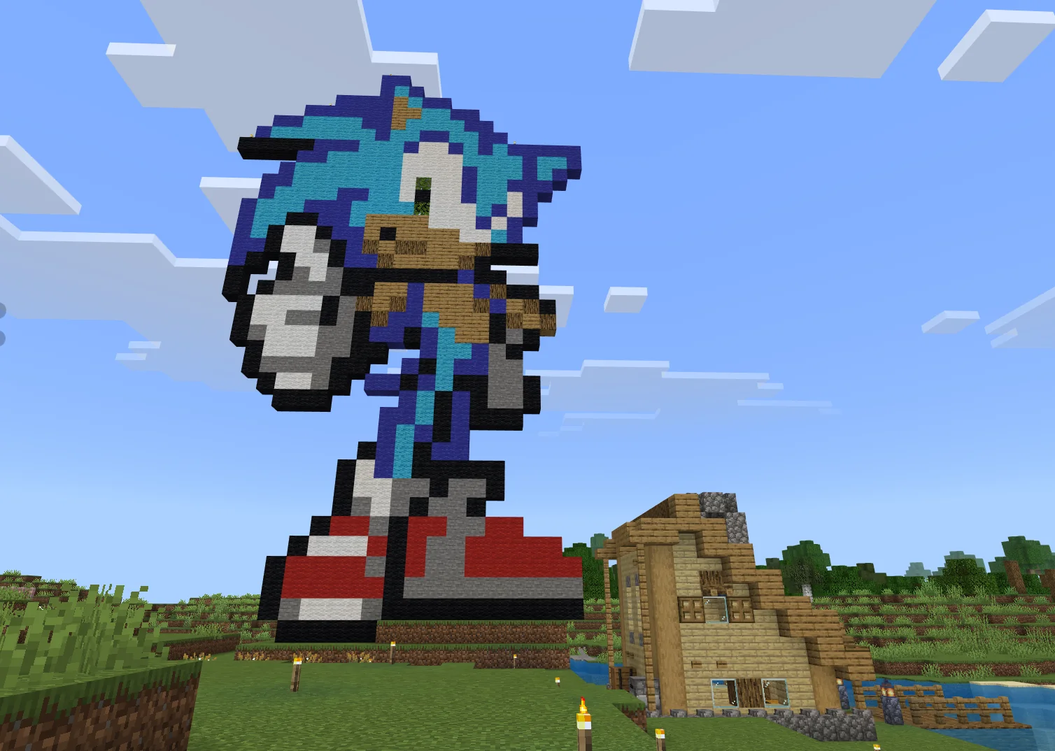 青いキャラクターを表現した大きなドット絵建築